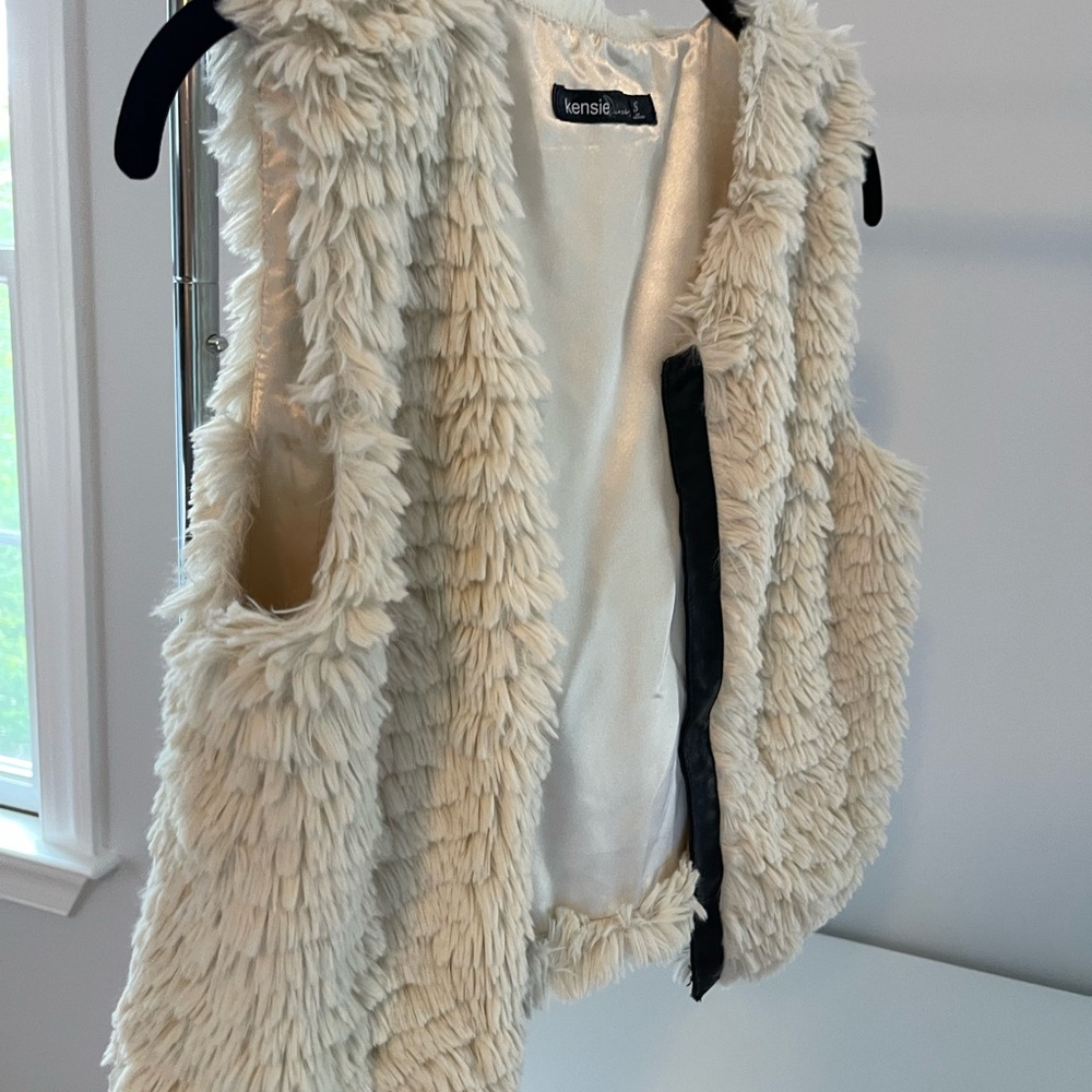 Cropped furry vest by Kensie size small